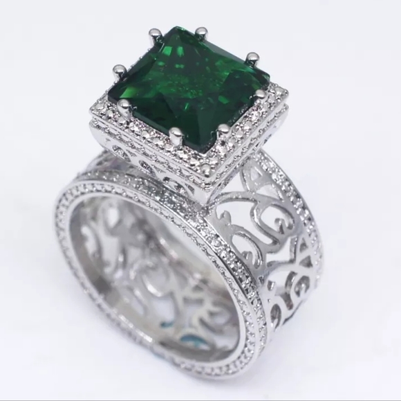 Vintage Green Stone Luxury Statement Ring - Picture 2 of 3